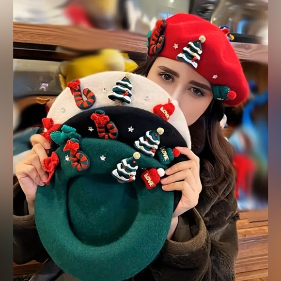 Stylish Christmas Beret - Picture 2 of 12